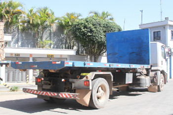 Caminhão Roll on Roll Off com plataforma