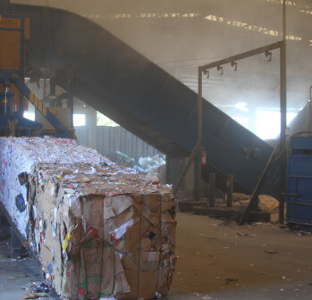 Triturador industrial destruindo documentos sigilosos
